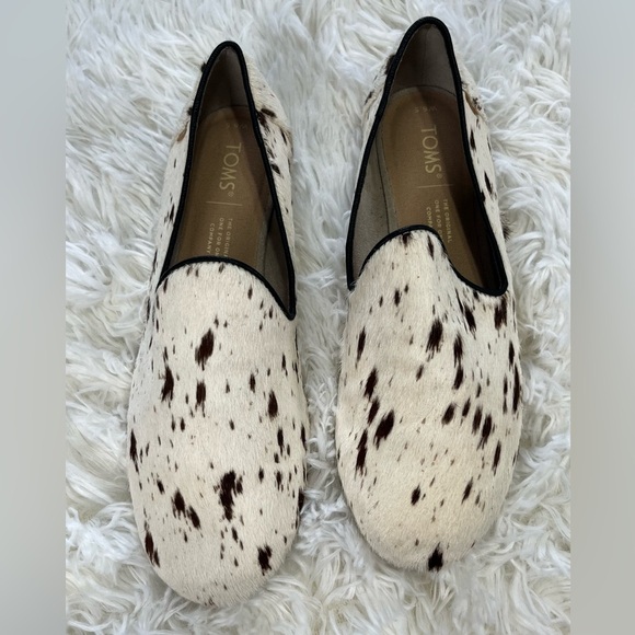 TOMS | Darcy Loafer Flat | In Birch Spotted Calf Hair Design - Picture 5 of 9
